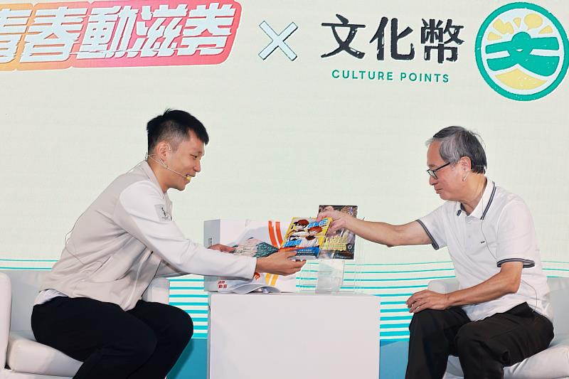 文化部長李遠（右）送給運動部長李洋3本臺漫，提醒李洋「你一定要看」。