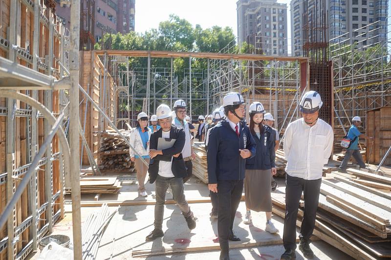 代理市長邱臣遠與文化局等相關局處視察新總圖工程。