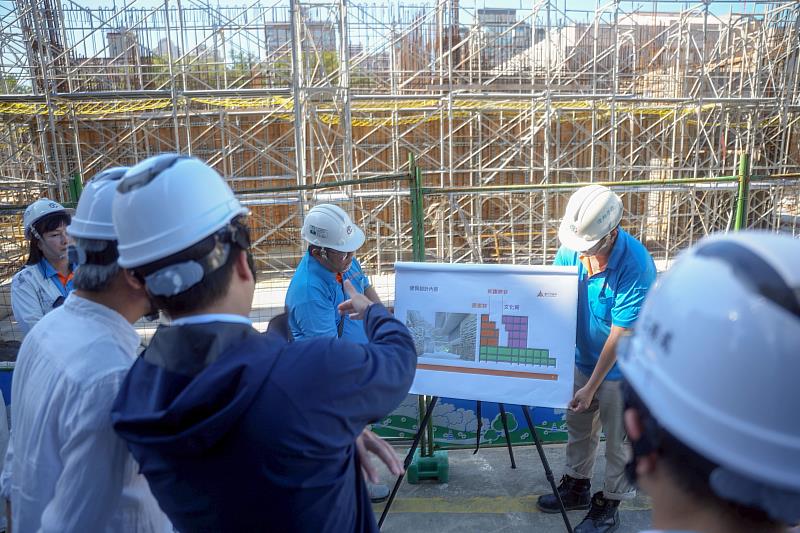 代理市長邱臣遠聽取工程簡報。