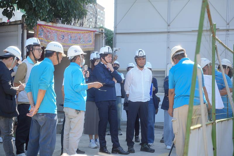 代理市長邱臣遠聽取工程簡報。