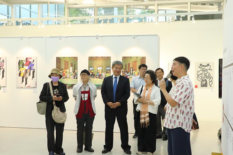 全力支援策畫福田繁雄典藏展的翟治平(右1)為高科大創新設計學院院長,號召超過50多位台灣設計協會理事長、大老親自來到高雄,同日參訪雙展場,圖為高科大建工校區藝文中心展區,主題為「一日狂想」,右2為致力文化、教育發展工作的監察委員范巽綠,圖中為高科大校長楊慶煜,左2為台灣形象策略聯盟主席楊夏蕙。