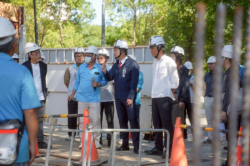 代理市長邱臣遠與文化局等相關局處視察新總圖工程。
