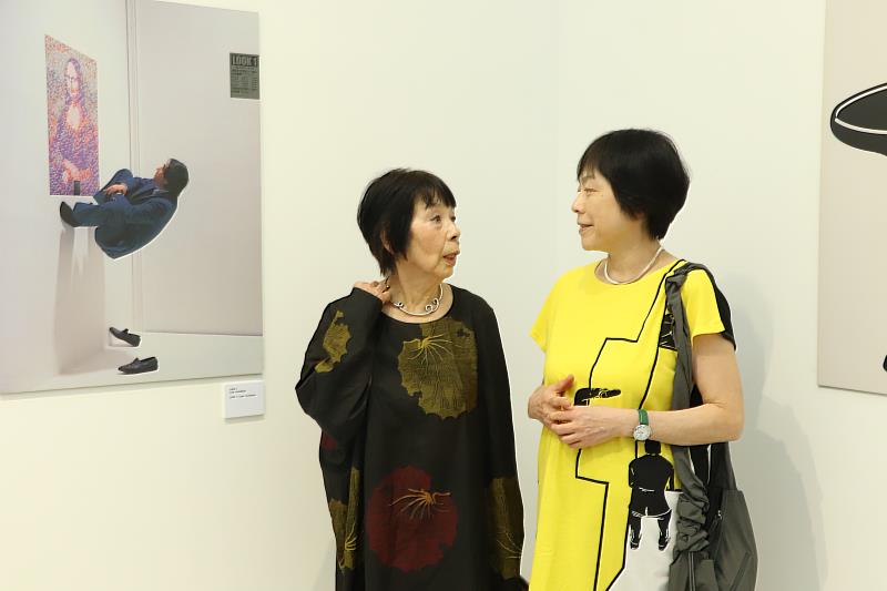 超過3000件福田繁雄作品及手稿，全數由東方設計大學捐贈給高科大典藏，今（7）日開展的《反轉世界：福田繁雄的視覺幻象典藏展》共由兩處展場同步展開，圖為高科大建工校區藝文中心展區，主題為「一日狂想」。圖左為福田繁雄夫人福田靖子，右為福田繁雄的女兒福田美蘭，2人相當感謝福田繁雄的設計精神能夠在台灣被完整呈現並且延續下去。