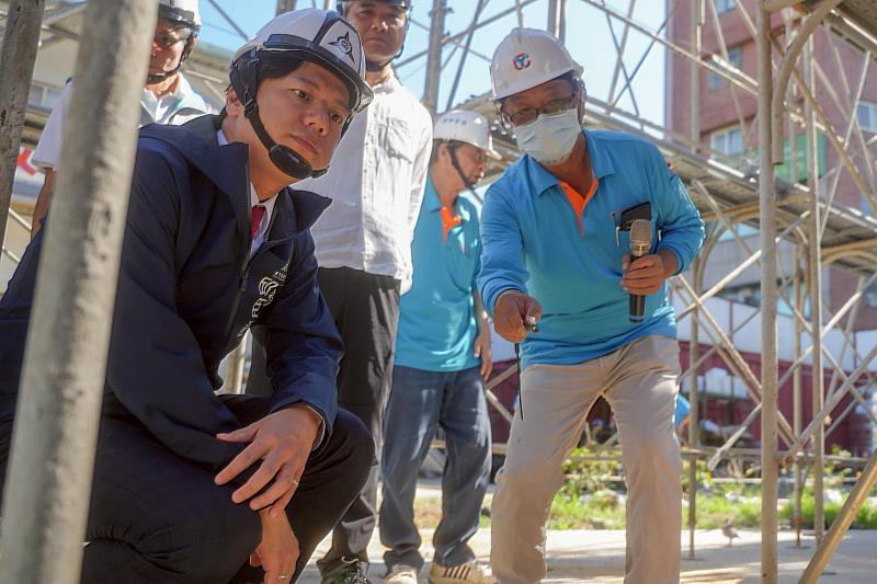 代理市長邱臣遠與文化局等相關局處視察新總圖工程。