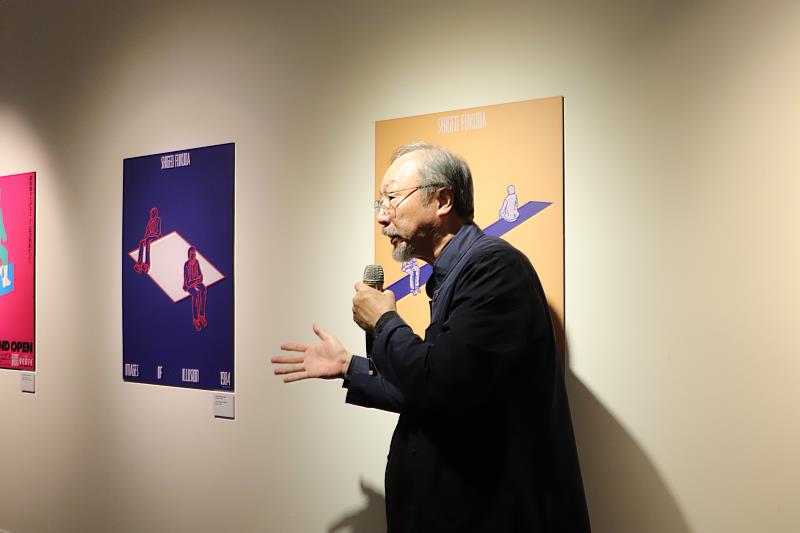 被譽為「視覺語言的魔術師」的福田繁雄,作品以錯視、雙關與幽默手法顛覆傳統,將哲理與詩意注入平面圖像,挑戰人們對「看見」的想像,令人折服。3天前剛獲頒2025金點設計獎「最佳設計成就獎」殊榮的林磐聳在展出當日,親自導覽介紹。