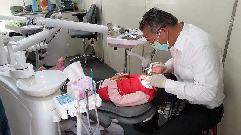 嘉義縣牙科醫療覆蓋率達100％　專車深入偏鄉守護口腔健康