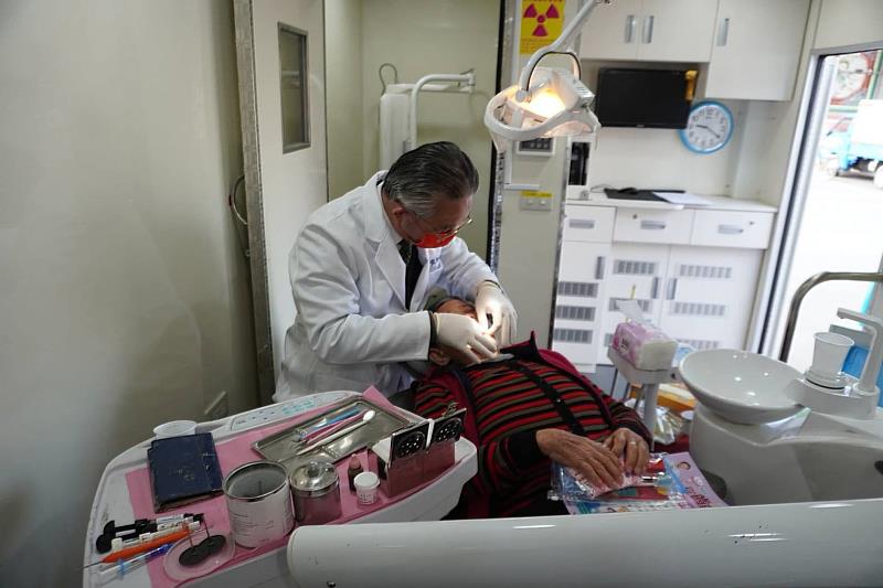 嘉義縣牙科醫療覆蓋率達100％，專車深入偏鄉守護口腔健康-4