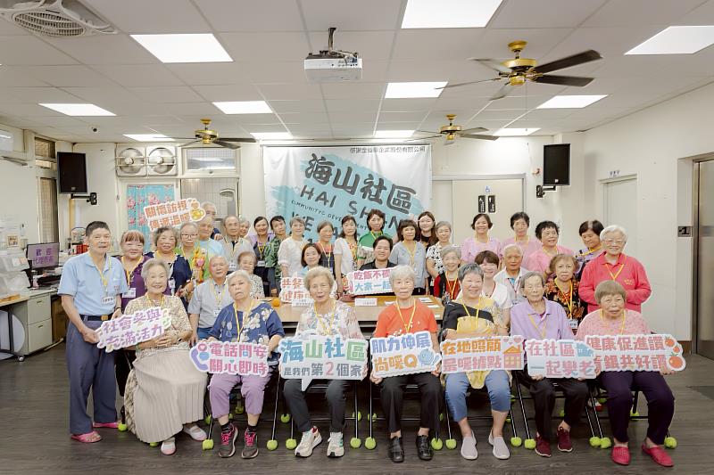 邱臣遠代理市長走訪香山區海山社區照顧關懷據點與長輩們同樂。