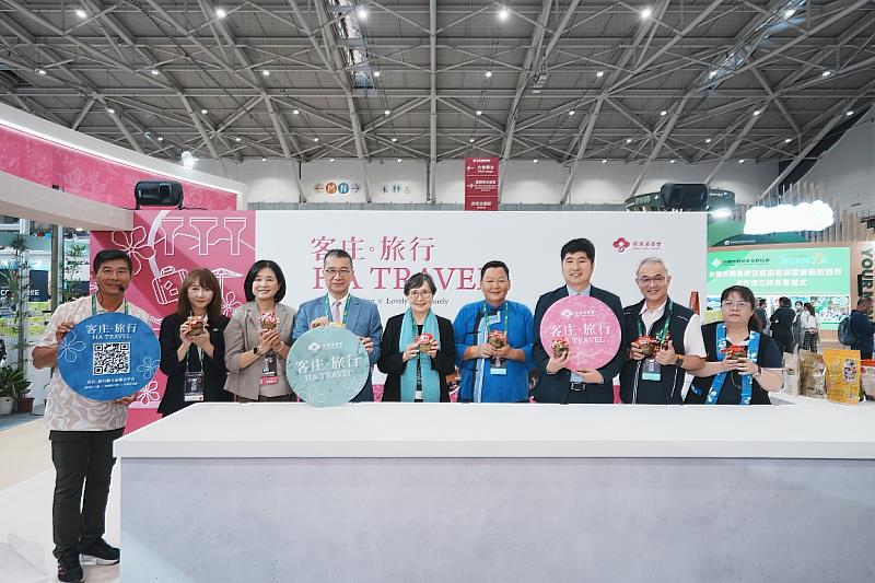 來賓們共同體驗製作經典客家食材－「手作覆菜」，為客家館揭開序幕