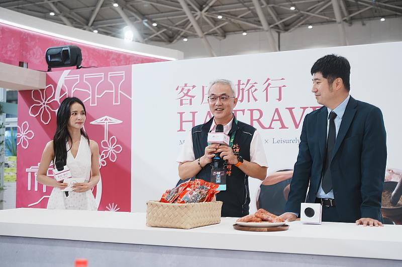 客委會邱星崴副主委（右）與北埔鄉長莊明增（中）一同呼籲大家「共下來食豬肉」