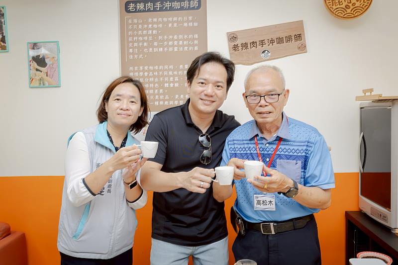 「LUCA鹿仔坑咖啡」由長輩親自研磨、包裝、沖泡,讓長輩在參與中找到成就感與歸屬感。