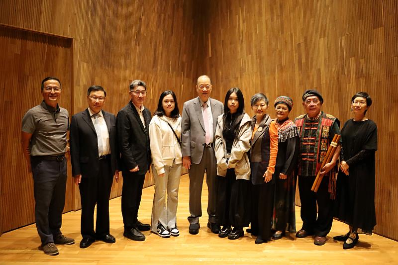 亞大創辦人蔡長海（左5）、藝術家宮島達男（左3）、亞大校長蔡進發（左2）、亞美館長李玉玲（右4）等合影。