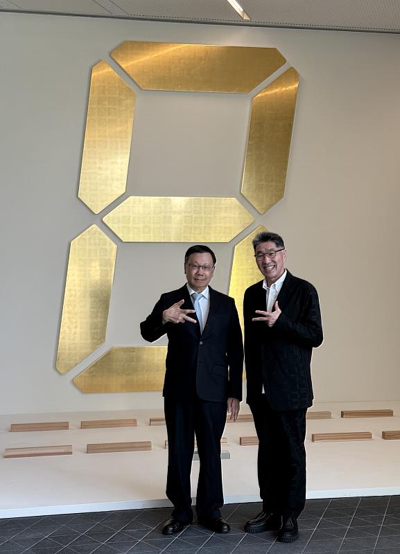 亞大校長蔡進發（左）、藝術家宮島達男（右）在作品〈變動之畫〉前合影。