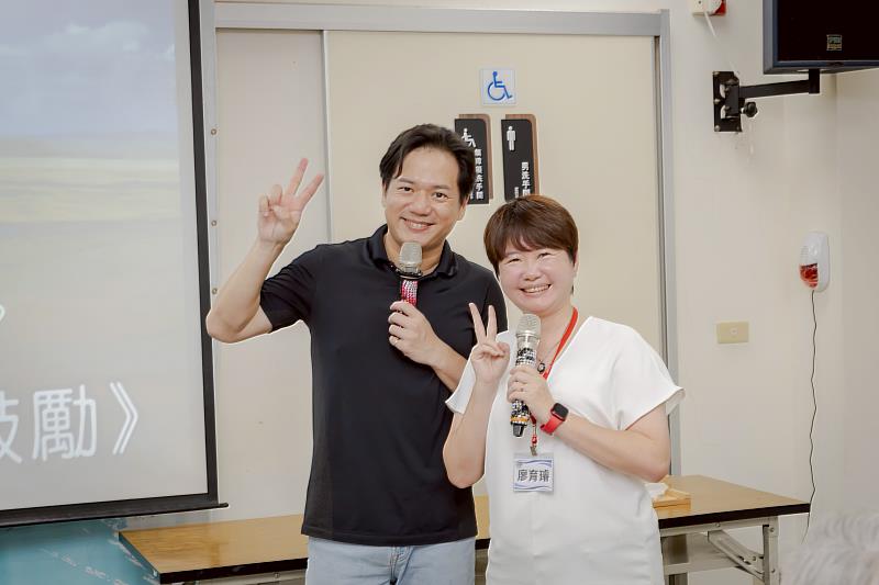 邱臣遠代理市長同唱卡拉OK，現場氣氛熱烈。