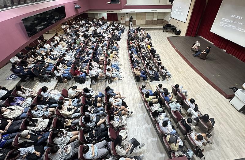 暨大校友講座吸引了眾多學生與影像創作愛好者參與，方形劇場座無虛席，氣氛熱烈。