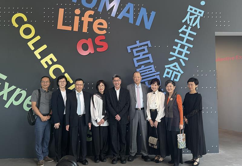 亞大創辦人蔡長海（右4）、藝術家宮島達男（中）、亞大校長蔡進發（左3）、亞美館長李玉玲（右2）等合影。