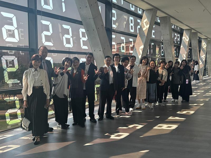 亞大創辦人蔡長海（右2）、藝術家宮島達男（右5）、亞大校長蔡進發(右6）等在〈變化地景／變化美術館〉作品前合影。