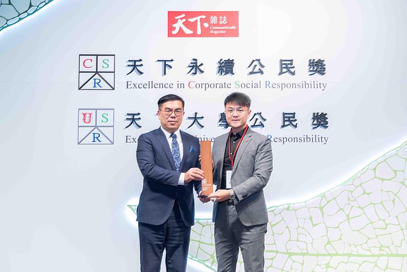 台灣大哥大榮獲「天下永續公民獎」大型企業組服務業第2名，由環境部長彭啓明（左）親自頒獎，並由台灣大個人用戶事業商務長林東閔（右）代表受獎。