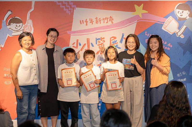 文化局陳淑妃科長頒發結業證書。