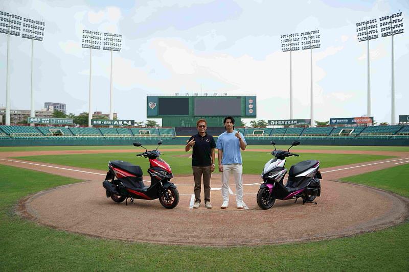 光陽為慶祝RTSR代言人陳傑憲 (右) 榮獲「外野金手套」肯定，特別安排兩款最新的特仕版「摩力紅」、「紫暴銀」與陳傑憲合體曝光。陳傑憲欽點「摩力紅」的熱血沸騰能展現戰鬥精神。