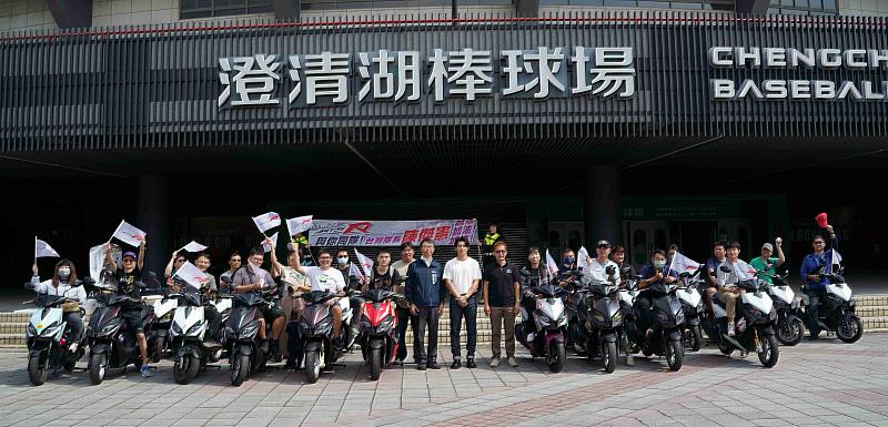 高雄市政府運動發展局局長侯尊堯 （左）、光陽集團總經理徐文元（右）、代言人陳傑憲 （中）與RTS車主齊聚共同應援相挺，展現品牌與騎士間最熱血的凝聚力。