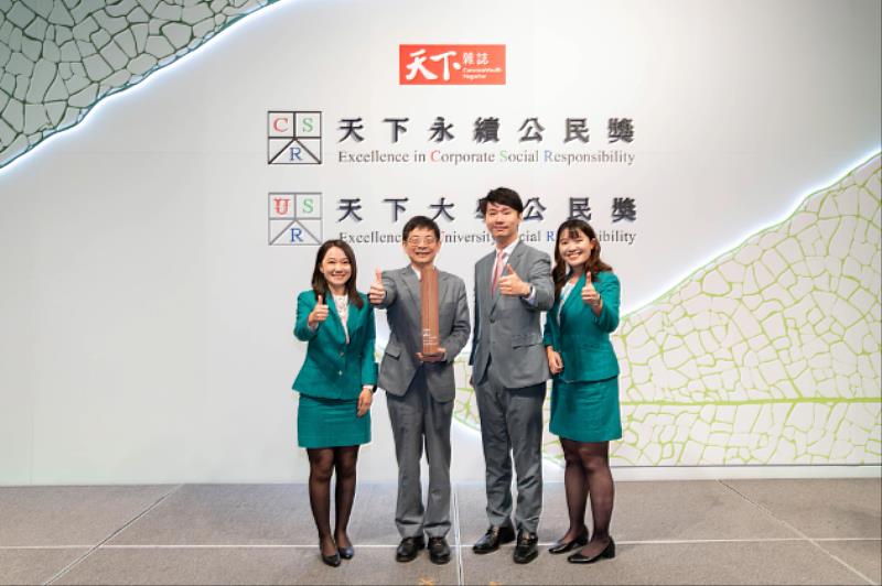 玉山金控董事長黃男州(左2)率隊領取天下永續公民獎最高榮譽「永續標竿企業」殊榮。