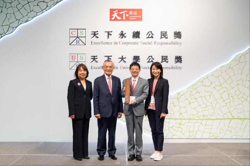 天下永續公民獎評審長林信義（左2）頒發「永續標竿企業」獎座，由玉山金控董事長黃男州(右2)代表受獎，並與天下雜誌共同執行長吳琬瑜（左1）、葉雲（右1）合影。