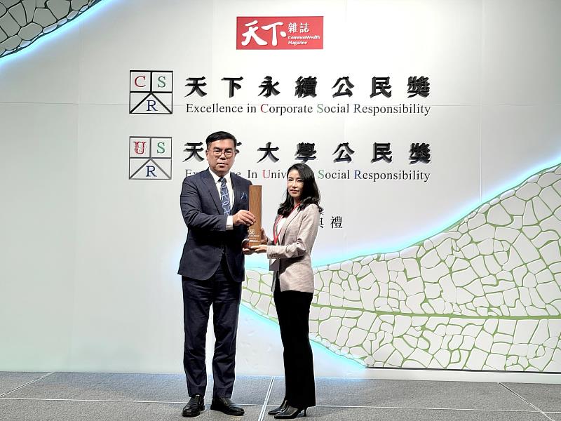 遠傳再度蟬聯《天下永續公民獎》，今（7）日舉辦頒獎典禮，由環境部長彭啟明代表頒發，遠傳永續長林慧珊（右）代表出席受獎