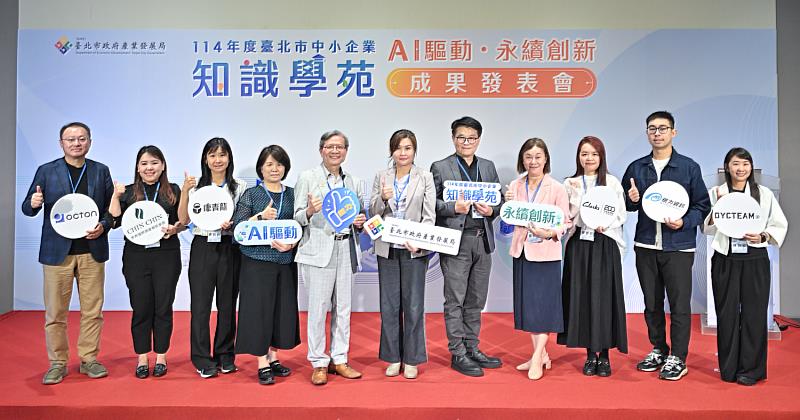 產業局吳欣珮副局長與產業代表及亮點企業合影