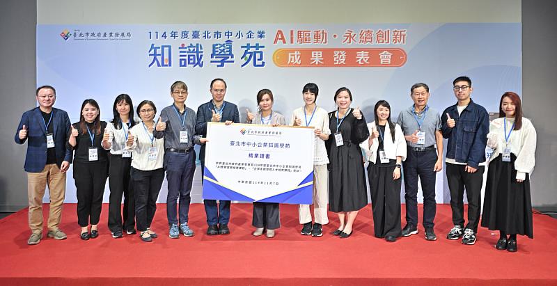 產業局吳欣珮副局長、張志益主任與完訓企業代表合影