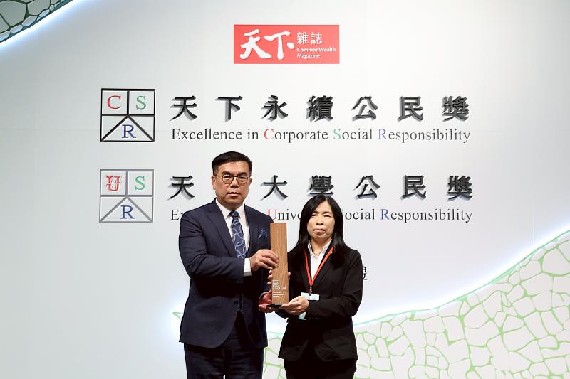 2025天下永續公民獎由環境部長彭啓明頒發獎項給信義房屋總經理陳麗心。