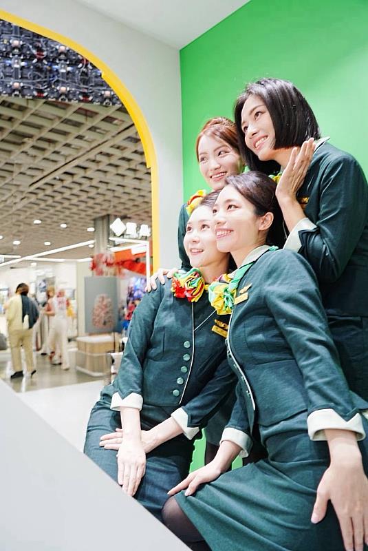 空服員示範使用「AI生成拍照」