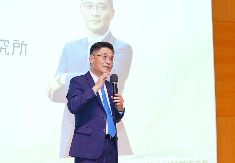 沈孟儒校長指出，系友、校友與產官學各界齊聚一堂，進行知識的交流與分享，不僅促進校內研發能量與產業界的連結，也讓學生可以了解產業未來的發展