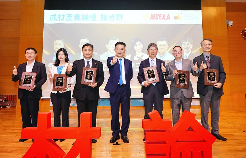 沈孟儒校長頒致謝獎座予論壇講者