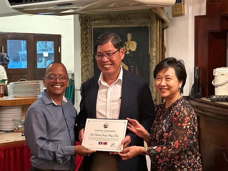 貝國衛長Kevin Bernard於離別晚宴上代表貝國政府頒發感謝狀