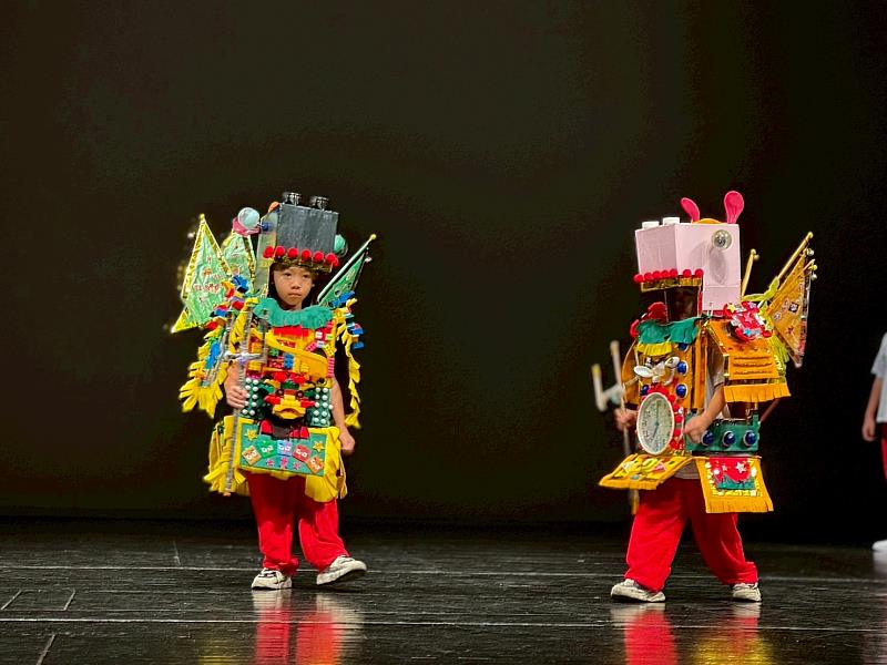 宜蘭東嶽廟小小神將現身宜蘭演藝廳舞台