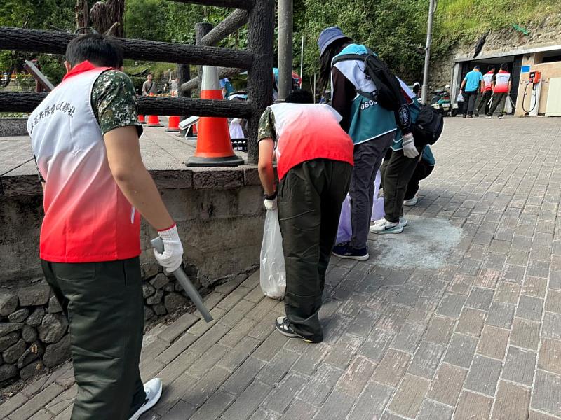 不放過任何一絲污染！憲兵弟兄們化身「環保尖兵」，在鯉魚山步道仔細撿拾廢棄物。每一個彎腰的動作，都是對臺東家園的深情守護