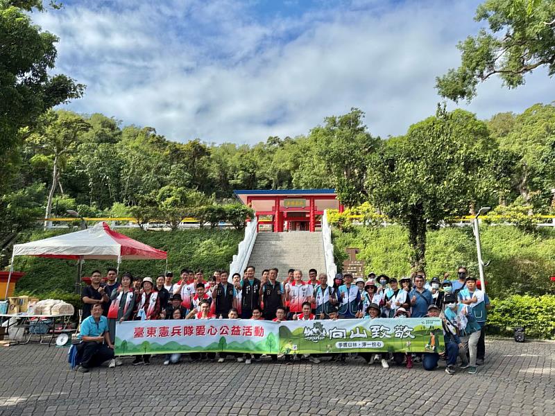 憲兵節前夕最具意義的行動！臺東憲兵隊與林保署臺東分署約60位軍民夥伴，齊聚鯉魚山保安林，以淨山取代慶祝，共同守護我們的「後花園」