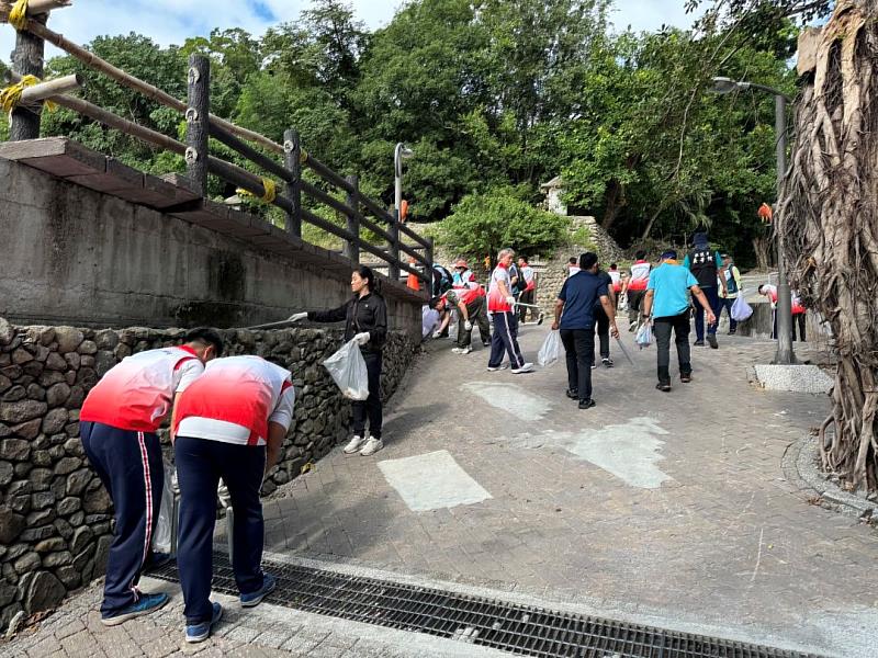 不放過任何一絲污染!憲兵弟兄們化身「環保尖兵」,在鯉魚山步道仔細撿拾廢棄物。每一個彎腰的動作,都是對臺東家園的深情守護