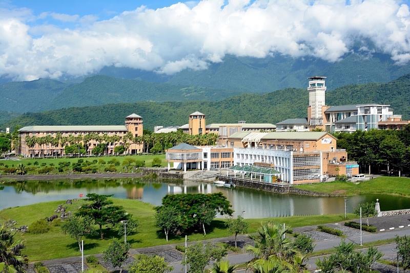國立東華大學以創新為軸，深化學生照顧，促進師生共好，全面實踐永續發展目標。