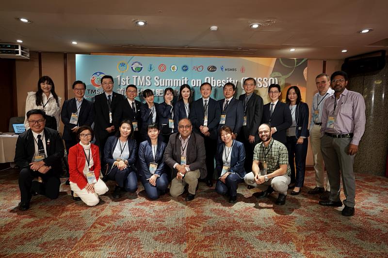 黃致錕院長與「第一屆臺馬星肥胖高峰會」各國代表合影。