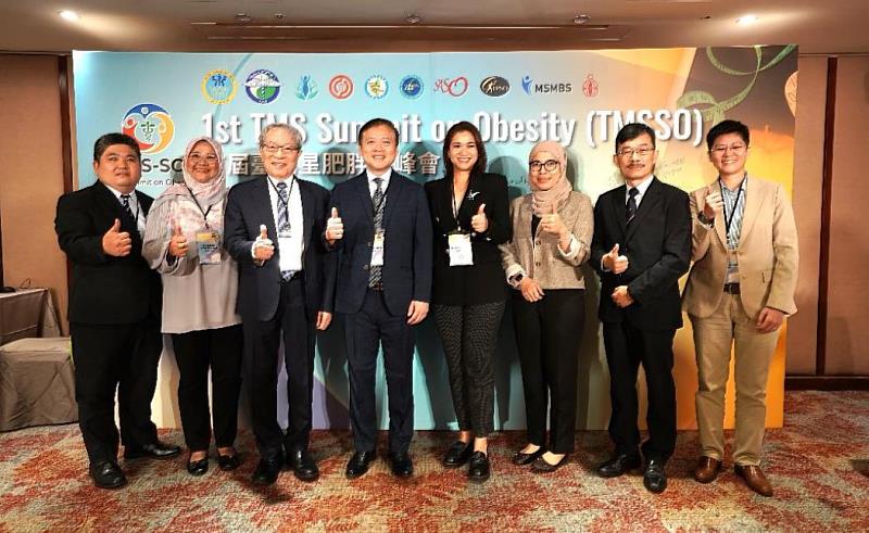 鄭隆賓執行長偕黃致錕院長與「第一屆臺馬星肥胖高峰會」各國代表合影。
