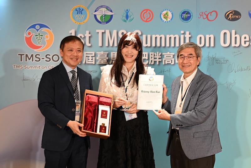 中國醫藥大學副校長林正介醫師（右）黃致錕院長（左）頒發大會優秀論文獎。