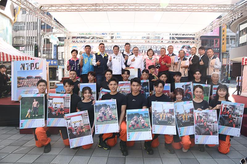 萌力滿點!消防猛男與小小消防員攜手守護城市,新北市政府消防局今(8)日上午 9 時 30 分於板橋區重慶路行人徒步區舉辦「2026 新北消防形象月曆」發表會。