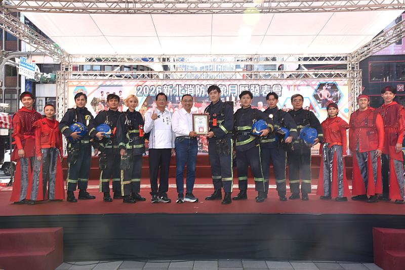 演員方宥心、王為、周家寬等 14 人現場獻唱〈我不是英雄〉與〈當我們同在一起〉兩首人氣曲目，充分展現消防員的無私與團結精神。