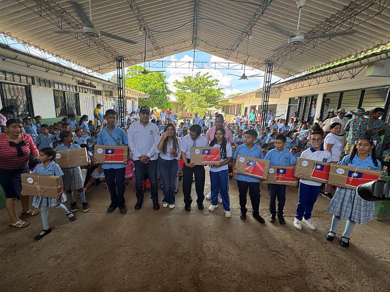 臺灣捐贈哥倫比亞北部偏鄉學校電腦設備