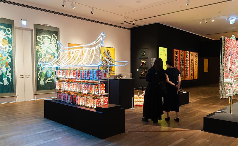 臺南市政府文化局與臺南市美術館攜手推出全新特展 《天清清地靈靈》，邀請觀展民眾體驗關於宇宙秩序、道教信仰美學與道壇文化的探索之旅。