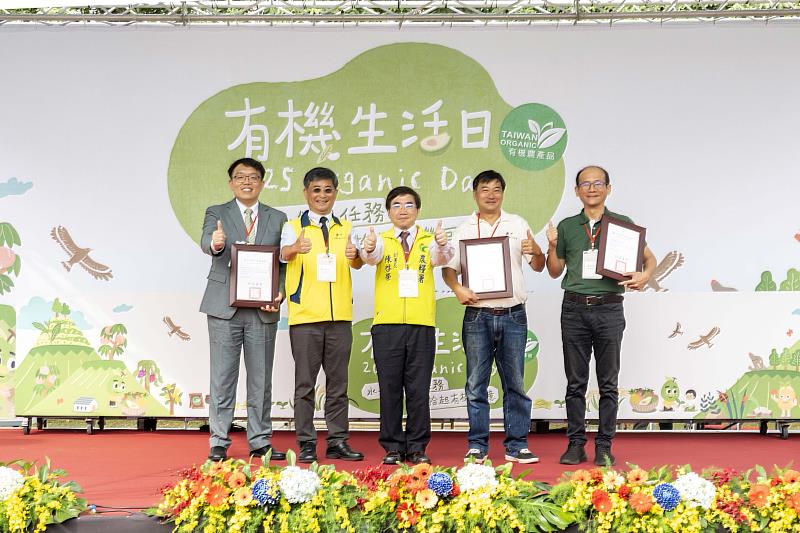 陳副署長頒發感謝狀給贊助企業