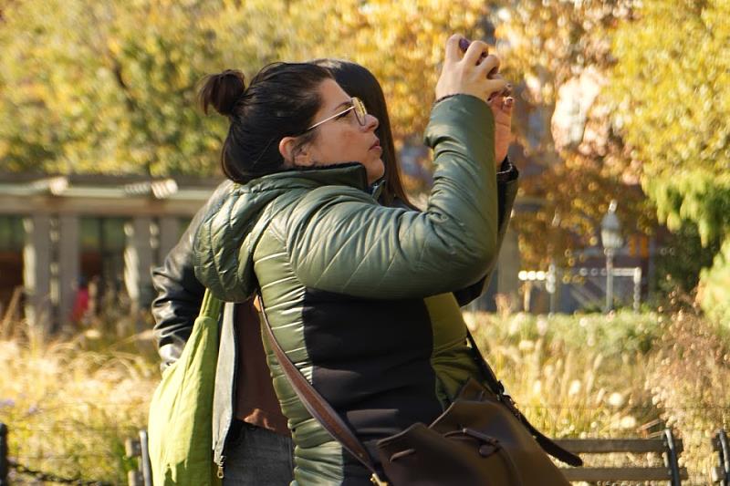 圖說5.《環保影像與媒體創作一日體驗工坊》，學員從不同視角記錄公園中的樹木，體驗影像創作中觀察與表達的多樣性。(圖片提供/靈鷲山佛教教團)