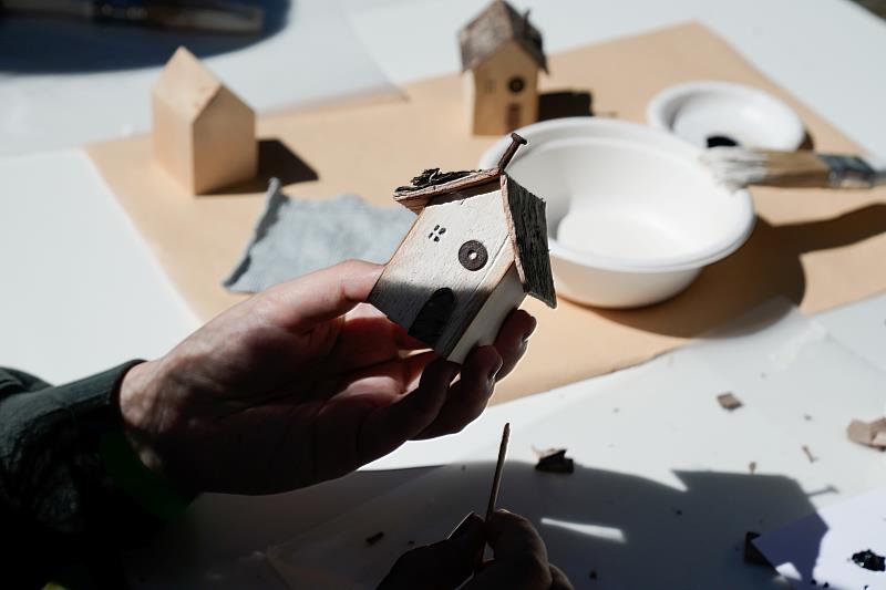 親子一起動手做微縮小木屋，共同創造珍貴的阿里山回憶